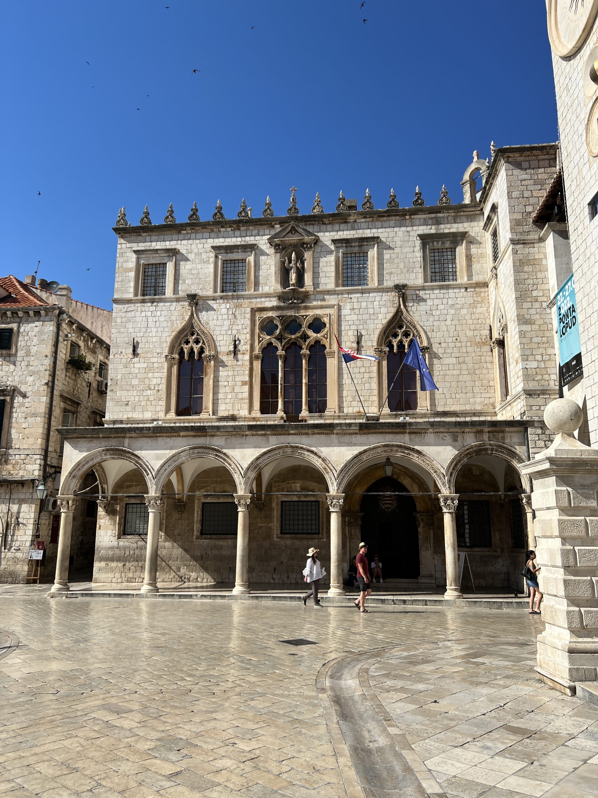 A large building with arches and windows in the middle of it.