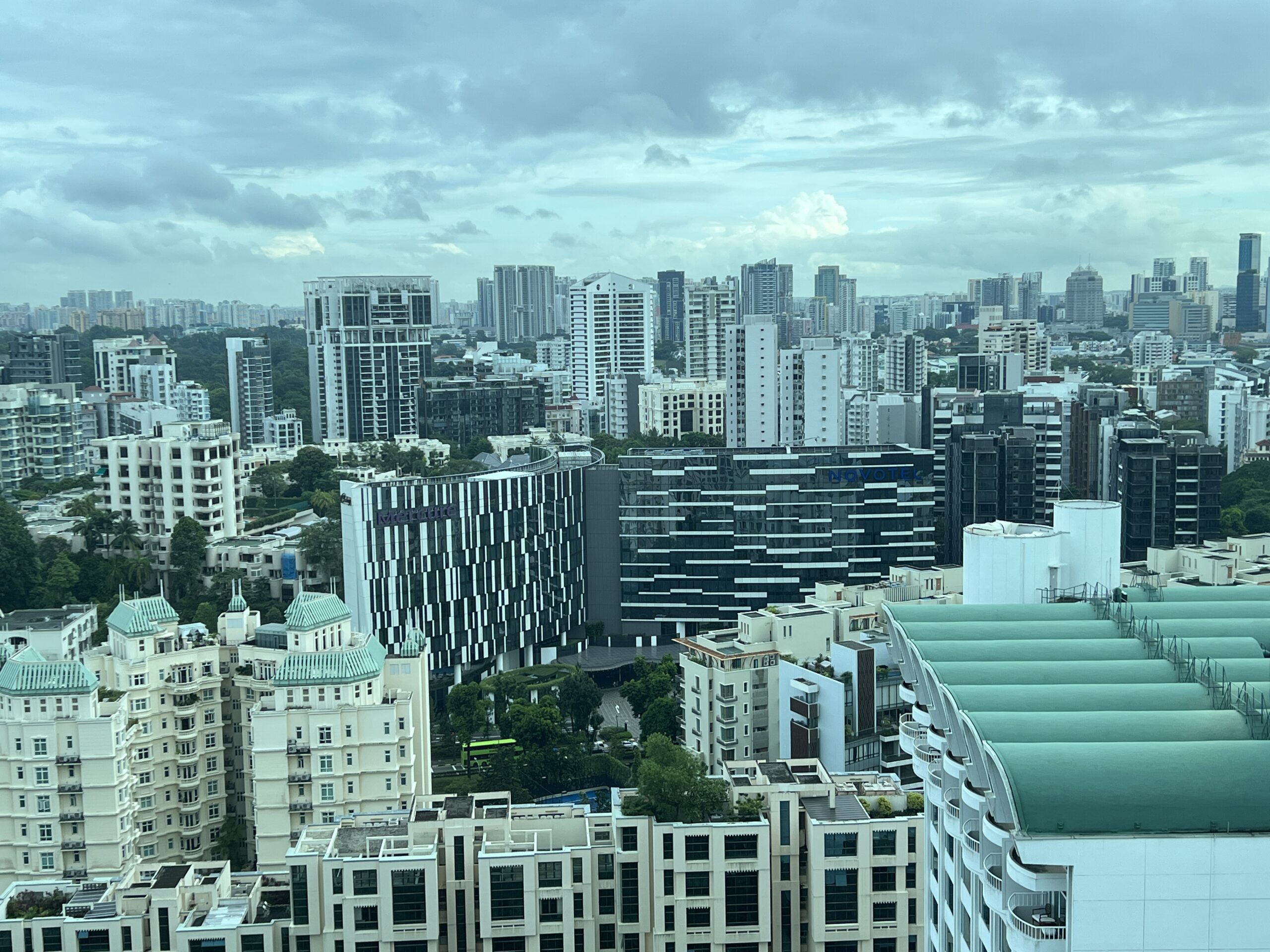 A view of many buildings in the city.